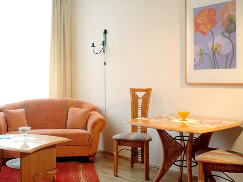 Rostock Ferienwohnungen Haus Astrid: FeWo Seemöwe (Wohnzimmer)