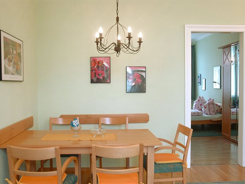 Rostock Ferienwohnungen Haus Astrid: FeWo Piratenschiff (Wohnzimmer)